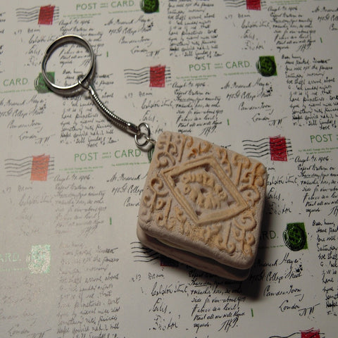 handmade custard cream biscuit keyring